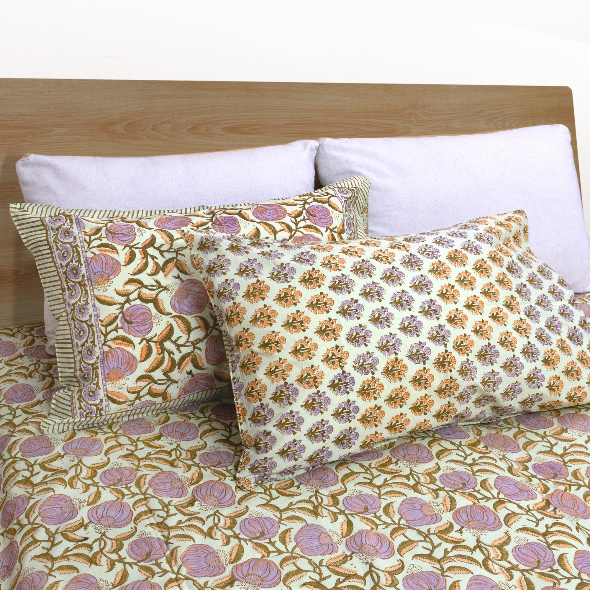 Round Flowers on Green |All- Season Bedding Set | Long Staple Fiber Bedsheet , Pillow Covers, Dohar