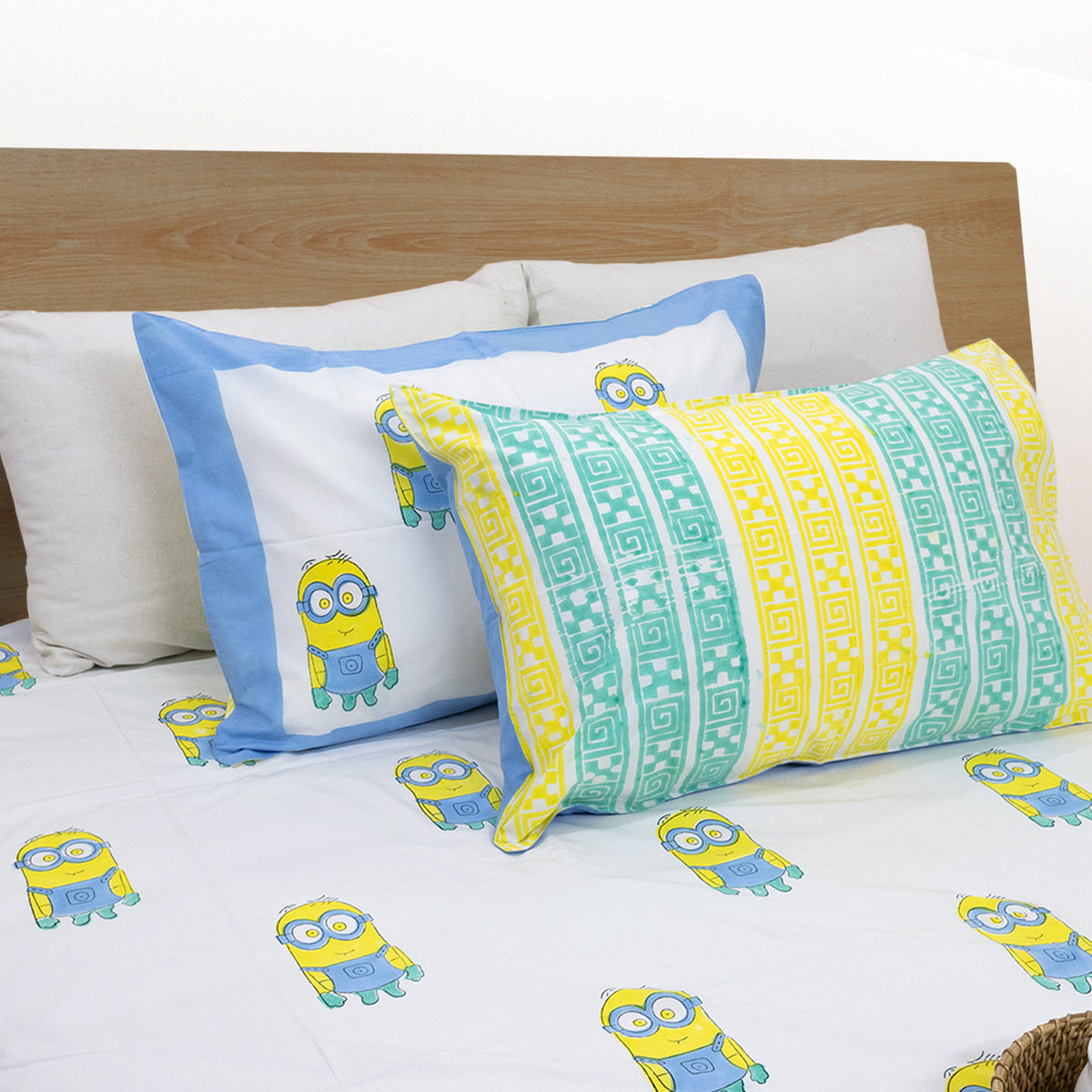 Minions| All- Season Bedding Set | Premium Bedsheet , Pillow Covers, Dohar